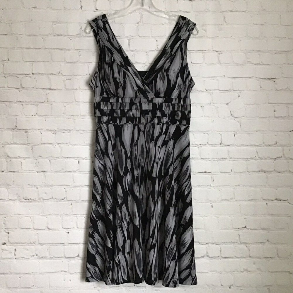 Karin Stevens Petites V Neck Sleeveless Dress 8P Gray Black Surplice Padded Cups